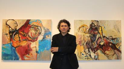 Bild: Dagmar Williamson
Georg Tassev präsentiert seine "Kraftübung" (links) und den "Gesetzesentwurf" (rechts). Beim Verweilen kristallisieren sich immer mehr Fratzen, Formen und Figuren heraus.