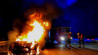 Bild: Alexander Auer
Der Mini steht in Flammen. Die Feuerwehr muss die A93 für die Lösch- und Aufräumarbeiten in Richtung München für vier Stunden sperren.