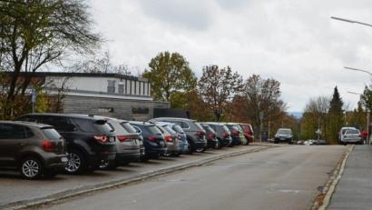 Bild: dob
Im Bereich vor der Pfalzgraf-Friedrich-Mittelschule lehnt der Verkehrsausschuss einen verkehrsberuhigten Bereich ab, den ein Anwohner fordert.