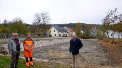 Bild: mad
Am trocken gefallenen Häuslerner Weiher hat die Marktgemeinde Pflegemaßnahmen in die Wege geleitet.
