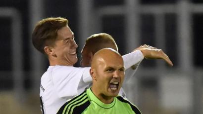 Bild: A. Schwarzmeier
Wenn die SpVgg SV Weiden nach zwei Niederlagen in Folge wieder jubeln will, muss Keeper Matthias Götz (vorne) seinen Kasten daheim gegen Hauzenberg sauber halten.