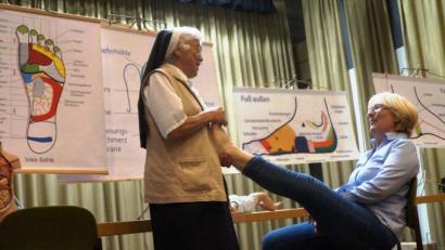 Bild: weu
An den Gästen verdeutlichte die kompetente Fachfrau die Wirkung der Fußreflexzonenmassage.