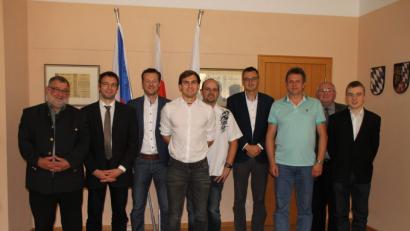 Bild: exb
Bürgermeister Armin Schärtl (links) gratulierte den Nabburger Tischtennisspielern zum Aufstieg in die Landesliga. Im Bild von links: Tobias Flierl, Alois Spitzer, Kapitän David Kiener, Markus Luber, Lubomir Kriz, Lubos Broulim, Abteilungsleiter Josef Fischer und Christian Brabec.