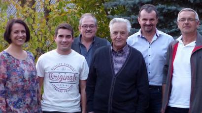 Bild: lgc
Umringt von Gratulanten: Zum 85. Geburtstag überbringen unter anderem (von links) Tanja Renner (CSU), Enkel Matthias Kroher, Bürgermeister Gerhard Löckler, Bernhard Götz (Pfarrei) und Hans Wiesnet (CSU) Jubilar Albert Schwemmer die besten Wünsche.