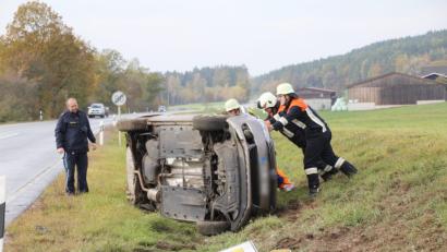 Bild: jma
Seitlich im Graben landet der VW Golf. Helfer der Feuerwehr versuchen, das Auto wieder auf alle vier Räder zu bringen.