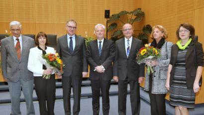 Bild: wsb
Rainer Lehner (Dritter von links, im Bild mit Ehefrau Gertrud) ist neuer Amtsgerichtsdirektor in Weiden. Zur Feier hatte er sich als persönlichen Gast den ehemaligen Vorsitzenden Richter am Landgericht, Günter Pietrucha (links), eingeladen. Auch erst seit 2018 im Amt: OLG-Präsident Dr. Thomas Dickert (Mitte), Landgerichtspräsident Gerhard Heindl (im Bild mit Ehefrau Doris) sowie die neue OLG-Vizepräsidentin Waltraut Bayerlein (rechts).