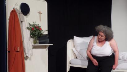 Bild: Brendel, Hubert (BR)
Die 60-jährige Schauspielerin Gisela Nohl brilliert in dem Ein-Personen-Theaterstück „Du bist meine Mutter“ sowohl in der Rolle der dementen Mutter als auch in die der Tochter Hannah.