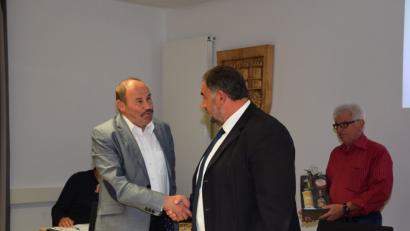 Bild: fla
Stellvertretender Bürgermeister Roman Bauer (links) gratuliert im Namen aller Fraktionen Bürgermeister Josef Beimler (Mitte) zu der besonderen Ehrung. Kämmer Josef Götz (hinten) hält ein kleines Präsent bereit.