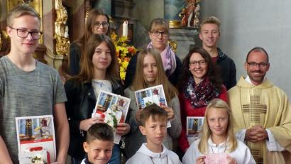 Bild: lgc
Hannes Biersack, Nico und Charlotte Kausler (vorne, von links) werden von Pater Benedikt Röder neu in die Schar der Schlammersdorfer Ministranten aufgenommen. Verabschiedet werden zugleich Jonas Kausler, Annalena Dietl, Vanessa Melchner und Franziska Speckner (zweite Reihe, von links). Sie erhalten von den Oberministranten Melanie Thaller, Lea Fehlner und Philipp Bauer (hinten, von links) zum Abschied kleine Geschenke.