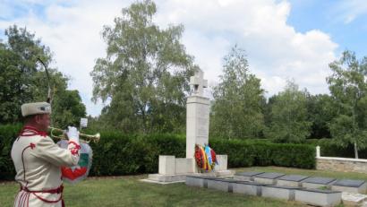Bild: Hans Klemm
Perfekt intoniert der Trompeter in der Uniform der bulgarischen Präsidialgarde vor dem deutschen Ehrenmal im Zentralfiedhof von Sofia den „Guten Kameraden“.