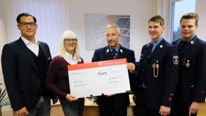 Bild: do
Dankbar für eine technische Hilfeleistung der Feuerwehr Speinshart im Hitzesommer zeigt sich die Firma Rogers. Marketing-Chef Marc Stolpe (von links) und Personalchefin Anette Enders übergeben symbolischen Übergabe des nicht nur symbolisch einen großen Spendenscheck an Vorsitzenden Stefan Schedl, Kommandant Christian Höllerl und Philipp Seitz.