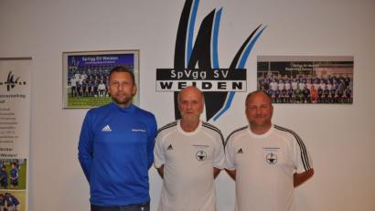 Bild: exb
Zurück bei der SpVgg SV Weiden: Trainer Andreas Scheler (links) und Vorsitzender Michael Kurz (rechts) begrüßen den neuen Sportlichen Leiter Hannes Beer.