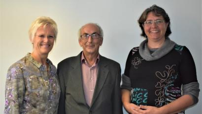 Bild: rgr
Grafenwöhrs zweite Bürgermeisterin Anita Stauber (links) freut sich, dass Helmut Bruhnke von der Ergänzenden Unabhängigen Teilhabeberatung nun in Grafenwöhr seine Hilfe anbietet. Mit im Bild: Andrea Wiedel.