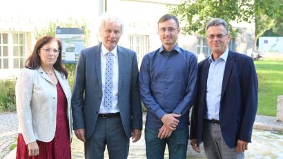 Bild: exb
David Runschke ist der neue „Integrationslotse“ (Dritter von links) im Landkreis. Ihn begrüßen (von links) Abteilungsleiterin Regina Kestel, Landrat Wolfgang Lippert und Personalchef Walter Brucker.