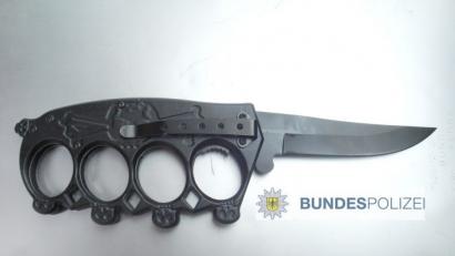 Bild: Bundespolizei/exb
Unter 1100 Fällen seit 2016 ein Novum: Bundespolizisten aus Bärnau entdeckten diese Kombination aus Schlagstock und Messer.