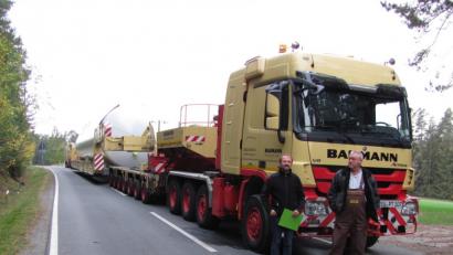 Bild: sei
Es geht auch noch größer sagte der Fahrer des Schwertransportes zu Projektleiter Christian Liebl (links).
