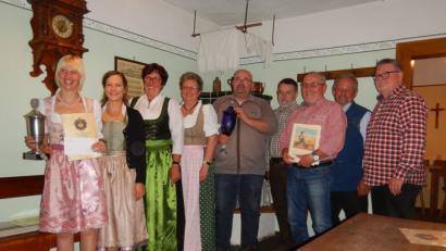 Bild: krb
Die treffsicheren Schützen: (von links) Corinna Lang, Anna Nagler, Helga Wagner, Sonja Völkl, Andreas Kistenpfennig, Reinhard Schmid, Hans Spachtholz Bürgerwehrchef Sebastian Scharnagl und Ulrich Konz.