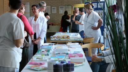 Bild: exb
Die Besucherinnen nutzen gerne die Möglichkeit zum persönlichen Austausch mit dem Team der Frauenklinik und des Brustzentrums am Klinikum Fichtelgebirge.