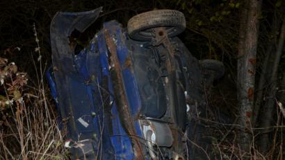Bild: dob
Der VW-Polo blieb total demoliert auf der Fahrerseite im Gebüsch liegen.