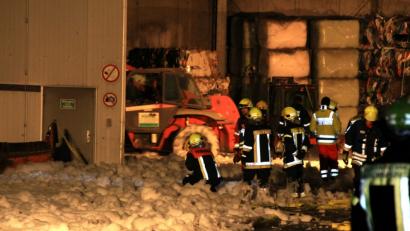 Bild: Alexander Auer
Die Flammen konnten unter schwerem Schaumangriff unter Kontrolle gebracht werden.