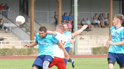 Bild: Rudi Gebert
Der TSV Konnersreuth empfängt am Sonntag um 15 Uhr die SpVgg Wiesau zum Stiftland-Derby. Das Hinspiel (Szene) gewannen die Konnersreuther (blaue Trikots) Ende im Juli mit 2:0.
