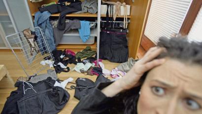 Bild: www.nicht-bei-mir.de
Wäscheschrank durchwühlt, Kleider verteilt auf dem Boden – typische Szene nach einem Einbruch. Chaotische Zustände herrschen dann nicht nur in den eigenen vier Wänden, sondern auch im Kopf. Helmut Rieche, Vorsitzender der Initiative für aktiven Einbruchschutz „Nicht bei mir!“, betont: „Materielle Schäden werden von Versicherungen ersetzt. Aber Einbrüche bedeuten oft schwere Eingriffe in die Privatsphäre der Opfer mit gravierenden psychischen Langzeitfolgen.“ Kriminologische Studien belegen, dass 87 Prozent der Opfer Angst vor einem weiteren Einbruch haben. Betroffene werden nach der Tat von Alpträumen geplagt und leiden unter Schlafschwierigkeiten.