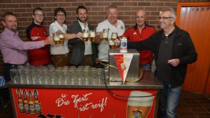 Bild: dob
Auf einen erfolgreichen Bockbierabend stoßen die Veranstalter der Spielvereinigung mit Braumeister Uli Scheuerer aus Moosbach (Mitte) an. Die Gäste nehmen diesen Zusatztermin der Fußballer gerne an.