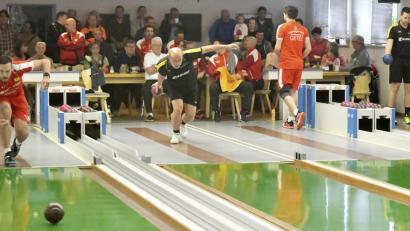 Bild: Ziegler
In den Startpaarungen war für Rot-Weiß Zerbst der Ex-Amberger Manuel Weiss (633 Holz) zusammen mit Timo Hoffmann (637 Holz, Zweiter von rechts) und den Ambergern Matthias Hüttner (581 Holz, ganz rechts) und Wolfgang Häckl (598 Holz, Zweiter von links) auf der Bahn.

Bild: Ziegler