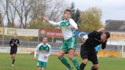 Bild: Rudi Gebert
Keine Tore fielen am Samstag in der Landesliga-Partie SV Mitterteich gegen FC Herzogenaurach. Das Bild zeigt David Dobras im Zweikampf mit Gästespieler Kevin Rockwell (rechts).