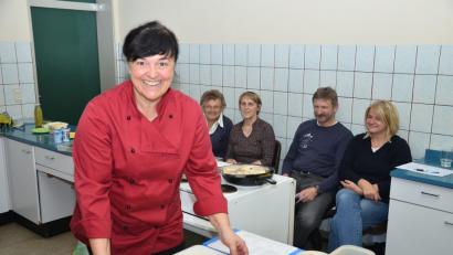 Bild: fjo
Freude am Zubereiten köstlicher Fischgerichte vermittelt Hauswirtschaftsmeisterin Monika Schnupfhagn (links) beim Kochabend gratis über ihren reichhaltigen Wissensschatz hinaus.
