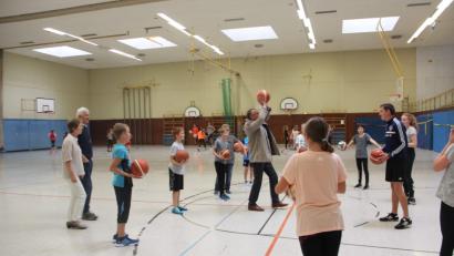 Bild: exb
Als geschickter Basketballer zeigt sich Bürgermeister Franz Stahl beim Besuch der Schülergruppe. Christine Güntner und Hans-Albert Dahlheim vom Stiftland-Gymnasium (links) schauen interessiert zu.