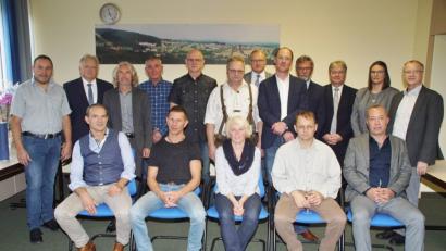 Bild: mmj
Die Jubilare der MMM GmbH freuen sich über die Ehrung durch Betriebsratsvorsitzenden Alois Spachtholz, Geschäftsführer Robert Eibl (stehend von links), Personalleiter Hartmut Cebula (Dritter von rechts) und Werksleiter Norbert Weinhold (Sechster von rechts).