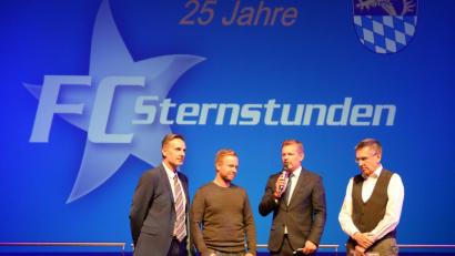 Bild: brü
25 Jahre FC Sternstunden in Amberg. Mit Wolfgang Meier vom Schul- und Sportamt, Sternstunden-Gebietsleiter Bernd Heinisch, Moderator Tom Meiler und Gründer Wolfgang Haas.