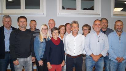 Bild: du
Seit 1995 bzw. 1996 stehen die Abteilungsleiter Herbert Käs und Ferdl Grieger (vorne, Zweiter und Dritter von rechts) an der Spitze der SpVgg-Tennissparte. Sie führen das bis auf zwei Ausnahmen im Amt bestätigte Leitungsteam in das 32. Vereinsjahr.