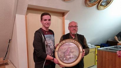 Bild: bsc
Adrian Käß (links) gelingt der beste Tiefschuss auf die Geburtstagsscheibe von Reinhard Schwarz (rechts).