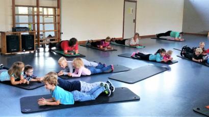 Bild: jml
Was die Kinder leicht und lachend schaffen, bereitet den Mamis und Omis (am Bildrand) bei der Gymnastik schon manchmal Mühe.