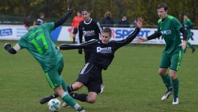 Bild: ham
Manuel Löffelmann (links) vom FC OVI-Teunz im Zweikampf mit dem Schwarzhofener Christian Fischer. Löffelmanns Teamkollege Manfred Widegger (rechts) beobachtet die Szene. Der SV Schwarzhofen siegte mit 3:1.