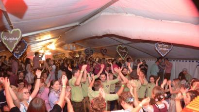 Bild: fz
Stimmung pur im Festzelt. Tausend feierten ausgelassen Kirwa