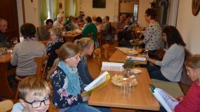 Bild: jr
Vollbesetzt ist das Konnersreuther Schützenheim bei „Alt singt mit Jung“.