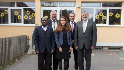 Bild: dtr
Zur Amtseinführung von Edith Bracke gratulierten (von links) Pfarrer Charles Ifemeje, der Personalratsvorsitzende des Schulamtes Tirschenreuth, Wilhelm Trisl, Schulamtsdirektor Rudolf Kunz und Bürgermeister Josef Schmidkonz.