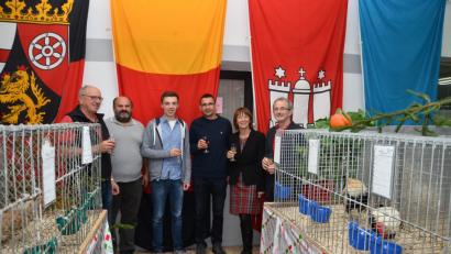 Bild: fjo
Große Flaggen aus dem ganzen Bundesgebiet künden an den Wänden der Ausstellung ringsum von der überregionalen Schau, die Josef Pohl gemeinsam mit Margit Kirzinger, Volker Meier, Lukas Kurek, Alfred Sauer und Ewald Zetzl (von rechts) eröffnete.