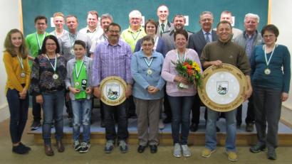 Bild: sck
Die Stadtmeister der verschiedenen Klassen mit (vorne, Vierter von links) Günther Schober (Jubiläumsscheibe), Stadtliesl Elfriede König (Sechste von links) mit Blumenstrauß, Stadtkönig Uwe Süssner (vorne, Zweiter von rechts) und Stadtratspokal-Gewinner Eugen Eckert (Zweiter von rechts).