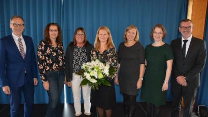 Bild: jr
Amtseinführung von Karin Gleißner als neue Schulleiterin und Rektorin an der Markgraf-Diepold-Grundschule Waldsassen: Mit dabei (von links) Bürgermeister Bernd Sommer, Elternbeiratsvorsitzende Stefanie Riedl, stellvertretende Schulleiterin Birgitta Hösl, Schulleiterin und Rektorin Karin Gleißner, Konrektorin Kathrin Rüth (aktuell in Mutterschutz), Schulrätin Martina Puff und Stadtpfarrer Thomas Vogl.