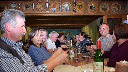 Bild: fla
Süffige Weine, leckeres Essen, gute Gespräche - das 8. Weinfest der SG Bayerntreu Lennesreith ist ein voller Erfolg.