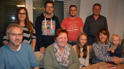 Bild: jr
Am Organisationsgespräch zum Benefizkonzert am 4. November beteiligen sich (sitzend von links) Armin Scharnagl, Sieglinde Kusche-Konrad, Sofie Schiedeck sowie Sabrina Wenisch mit Tochter Janika. Stehend von links die "Kopf-hoch"-Vorstandsmitglieder Julia Wörner, Wolfgang Pötzl, Tobias Lauterbach und Vorsitzender Edgar Wenisch.
