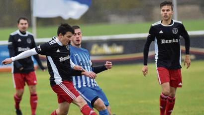 Bild: A. Schwarzmeier
Derbys haben eigene Gesetze: Der FC Tremmersdorf bezwang den favorisierten SC Kirchenthumbach nach frühem Rückstand noch mit 2:1. In dieser Szene behauptet sich SC-Spieler Manuel Strauss (links) im Zweikampf gegen den Tremmersdorfer Michael Diepold, rechts Tim Fronhöfer (SC).