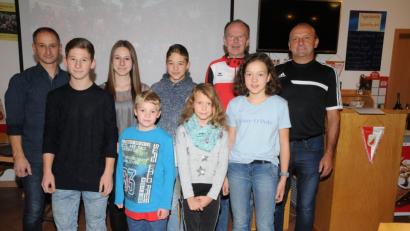 Bild: bey
Abteilungsleiter Christian Enslein (linlis) und TSV-Hauptververeinsvorsitzender Josef Windirsch (rechts) gratulieren den erfolgreichen Zweiplatzierten in der Gesamtwertung der jeweiligen Klasse Luca Enslein, Laura Enslein, Korbinian Grötsch, Marco Schön, Leonie Essler, Josef Völkl und Antonia Puff (von links)
