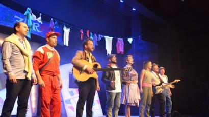 Bild: Benkhardt
Die Italo-Pop-Revue "Azzuro" reißt auch in Tirschenreuth die Besucher von den Sitzen. Der Erbendorfer Michael Thomas (links) sitzt bei "I Dolci Signori" am Schlagzeug.