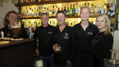 Bild: Hirsch
Michael Edenharter (Mitte) und sein Team eröffneten nach der Umbaupase die "Stube" in der Weinbergstraße 3 in Schwandorf.