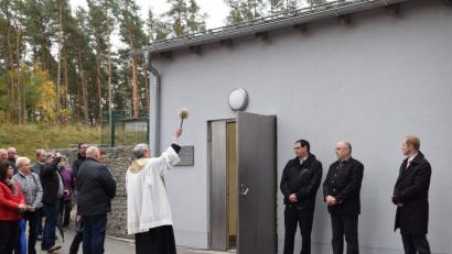 Bild: bnr
Pfarrer Markus Ertl erteilte dem neuen Hochbehälter den kirchlichen Segen. im Bild von rechts Bürgermeister Konrad Kiener, Altbürgermeister Georg Butz und Mathias Rosenmüller, der Leiter des Wasserwirtschaftsamtes Weiden.